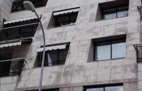 Edificio residencial humedades urbanismo legal